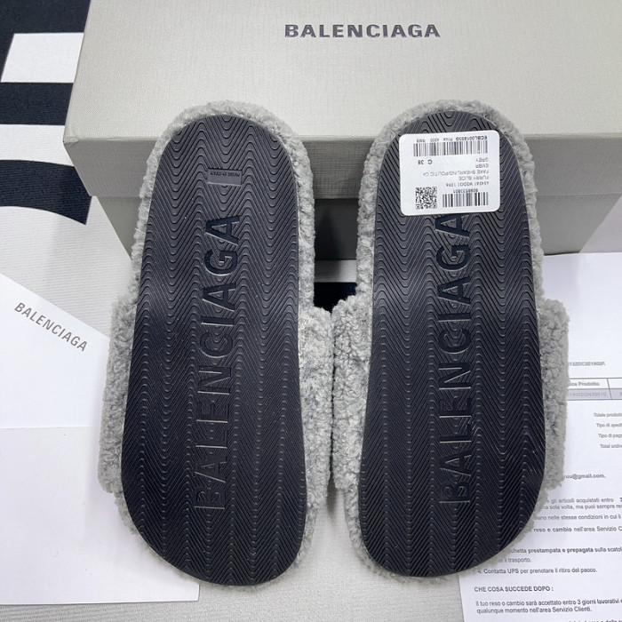 Ba*len*cia*ga furry slide