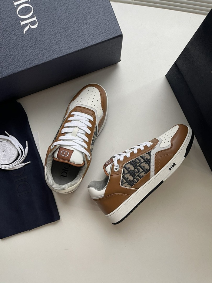 D10r B27 Low Top Sneaker