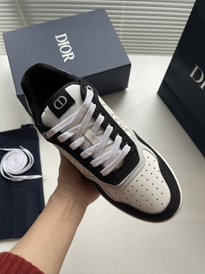 D10r B27 Low Top Sneaker