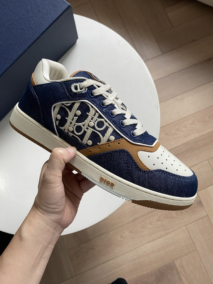 D10r B27 Low Top Sneaker