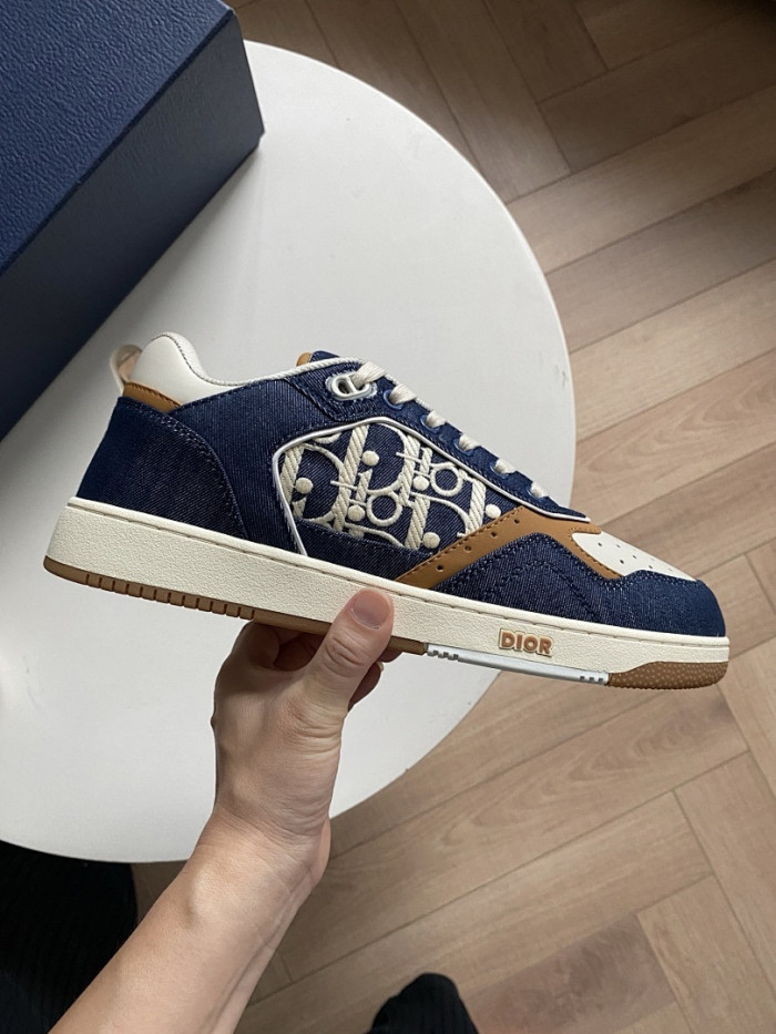 D10r B27 Low Top Sneaker