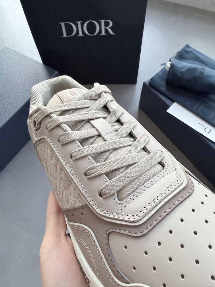 D10r B27 Low Top Sneaker