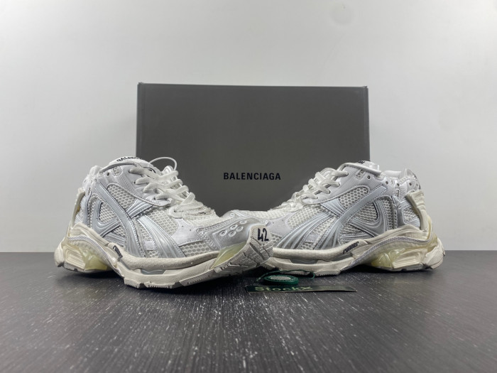 Ba*len*cia*ga runner