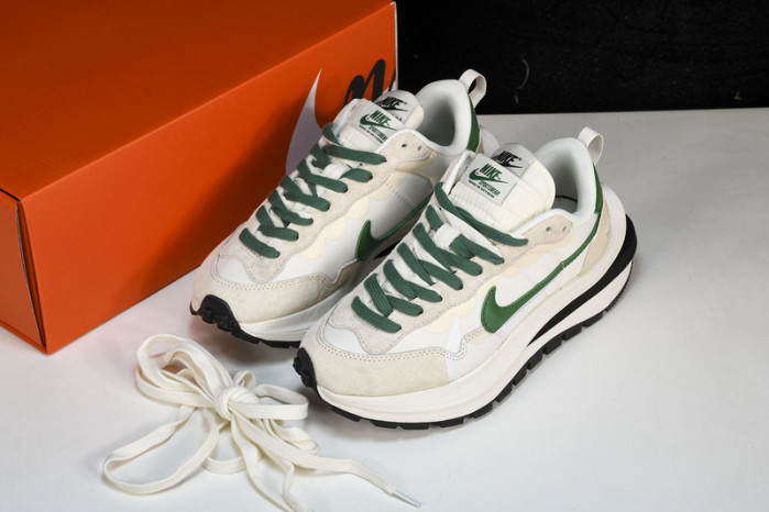 nike vaporwaffle sacai green white dd1875-102
