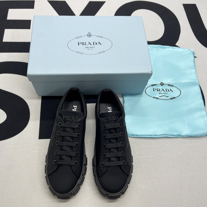pra*a low top sneake