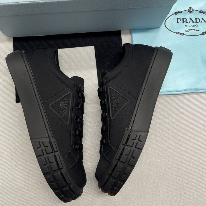 pra*a low top sneake