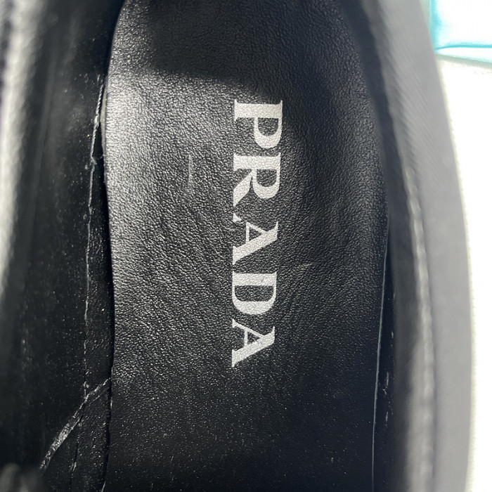 pra*a low top sneake