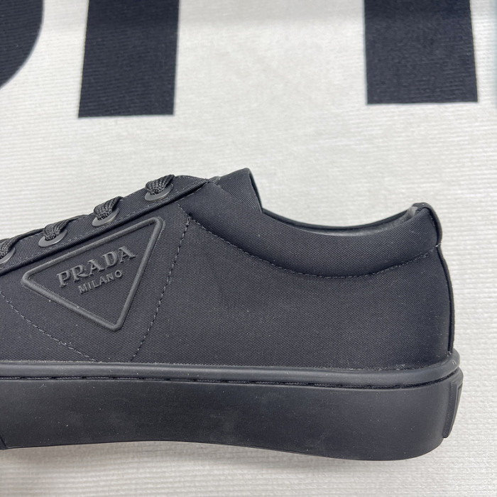 pra*a low top sneake
