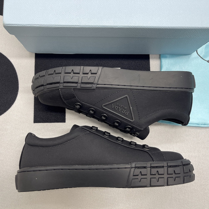 pra*a low top sneake