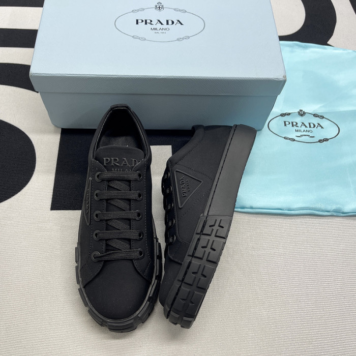 pra*a low top sneake