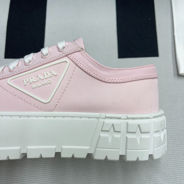 pra*a low top sneake