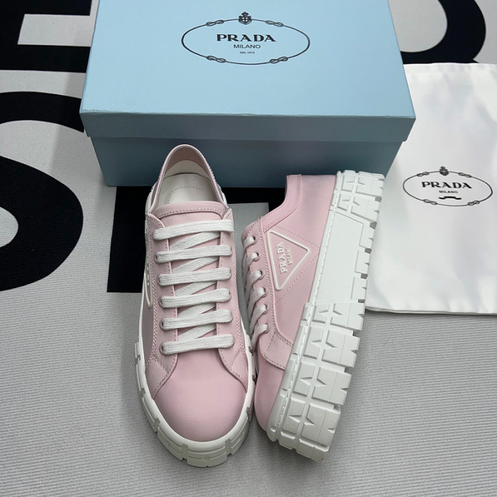 pra*a low top sneake