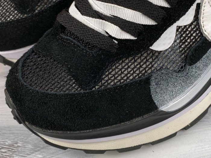 nike vaporwaffle sacai black white cv1363-001