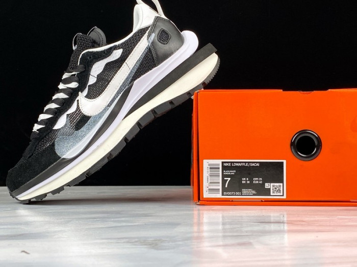 nike vaporwaffle sacai black white cv1363-001