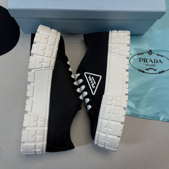 pra*a low top sneake