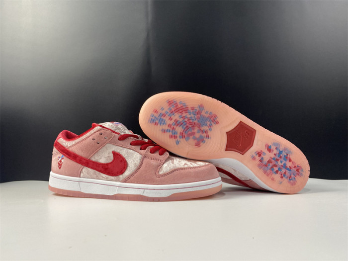nike sb dunk low strangelove skateboards ct2552-800