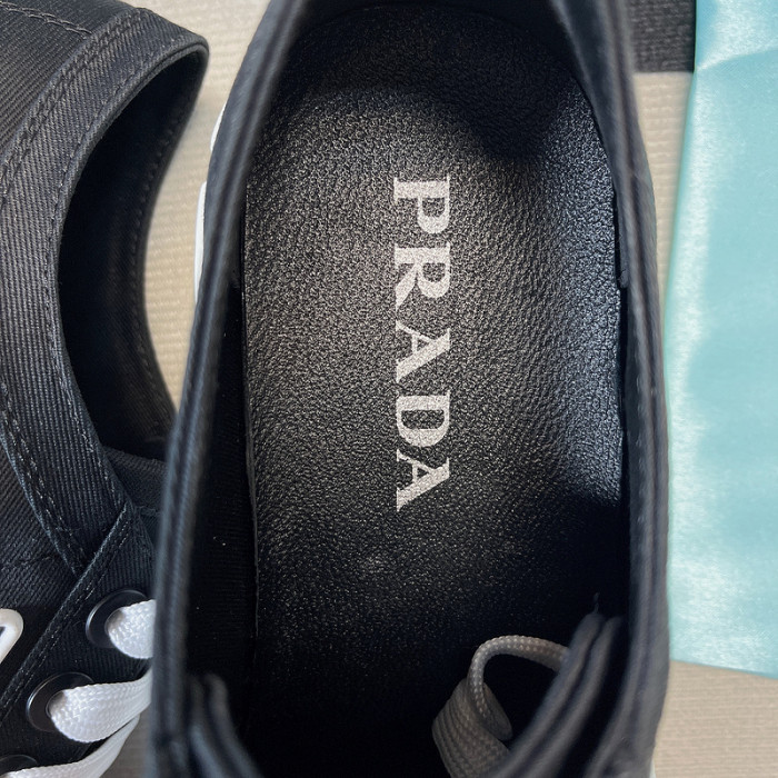 pra*a low top sneake