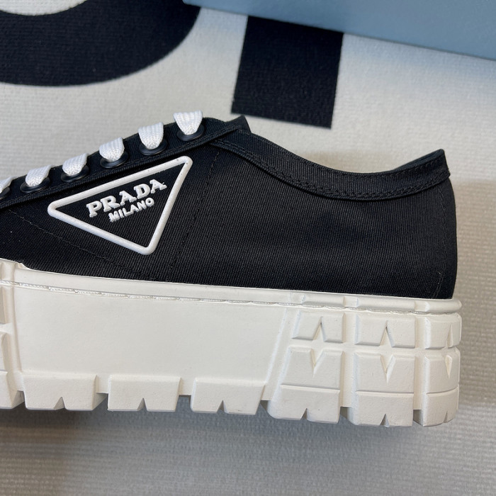 pra*a low top sneake