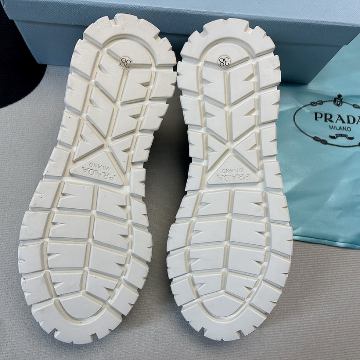 pra*a low top sneake