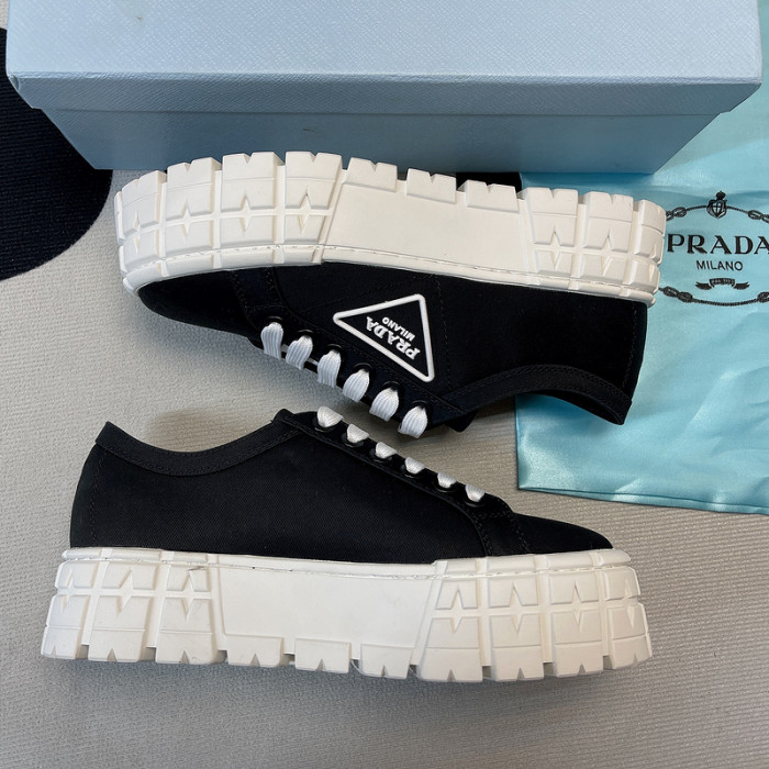pra*a low top sneake