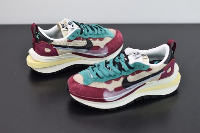 nike vaporwaffle sacai villain red neptune green dd3035-200