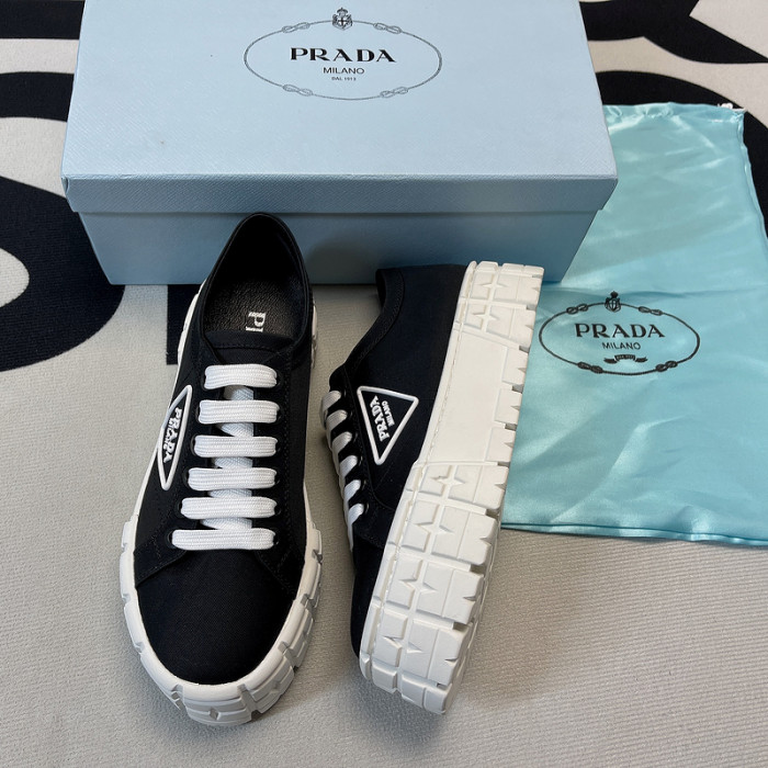 pra*a low top sneake