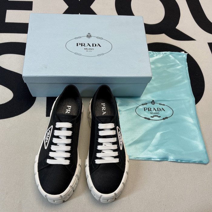 pra*a low top sneake