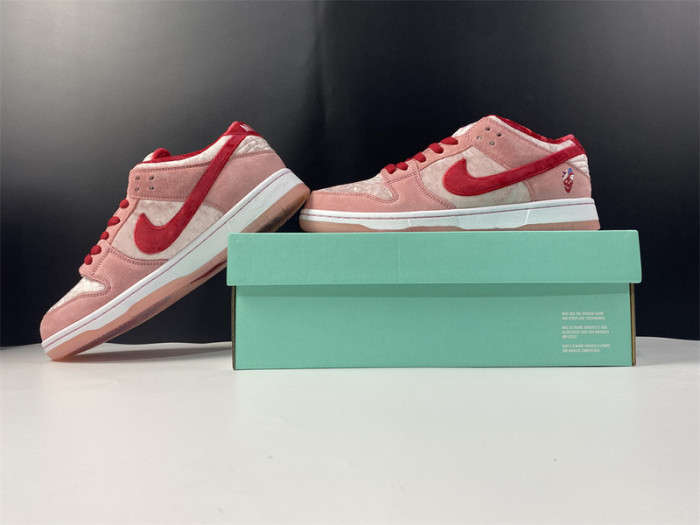 nike sb dunk low strangelove skateboards ct2552-800