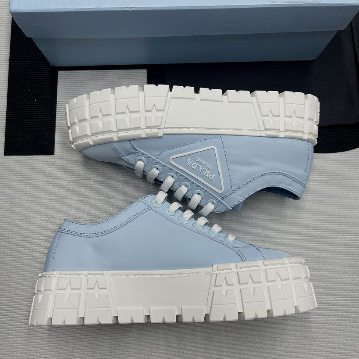 pra*a low top sneake